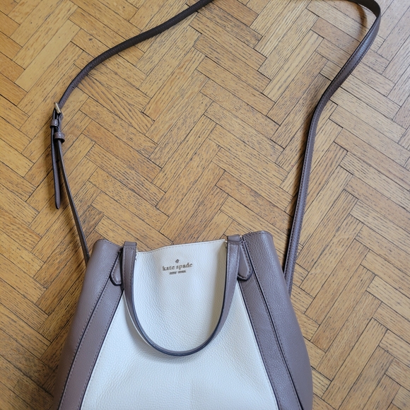kate spade Handbags - Kate Spade Tan and Cream Leather Crossbody Bag